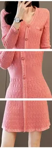 Detailopnames van een roze gebreide jurk met V-hals, A-lijn rok en textuur.