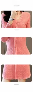Détails d'une robe en tricot rose à col en V, coupe trapèze et tissu texturé.