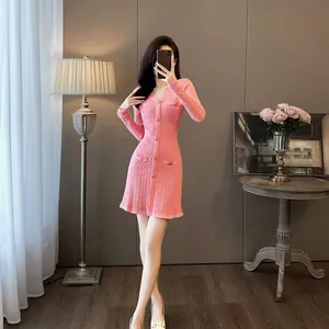 Élégante robe en maille rose à col en V style Chanel avec boutons dorés décoratifs