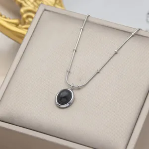 Collana a catena argento minimalista con dettaglio pendente occhio di gatto nero