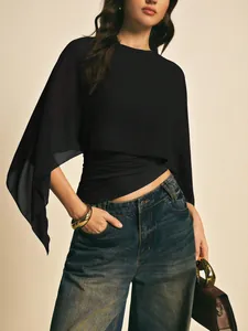 Elegante zwarte chiffon top met poncomouwen en onregelmatige zoom met ronde hals