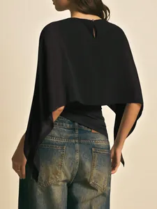 Achteraanzicht van een zwarte chiffon blouse met cape mouwen en een knoopsluiting achter