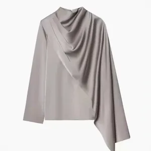 Chemisier élégant en satin gris à manches longues avec un col châle drapé unique.