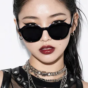 Vintage square frame black sunglasses for women and men, classic retro fashion eyewear