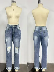 Vues avant et arrière d'un jean vintage déchiré pour femme sur un mannequin de couture
