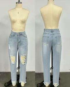 Vues avant et arrière du jean délavé bleu clair déchiré de style rétro pour femmes