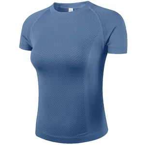 Vista dettagliata della trama a maglia diagonale su questa t-shirt sportiva blu slim fit