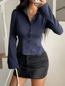 Gros plan d'une chemise à manches longues rayée bleu marine de style Y2K pour femme