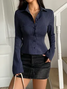 Vue détaillée d'une chemise à manches longues Y2K à rayures bleu marine pour femmes