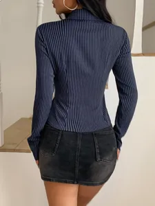 Vue de dos d'une chemise à manches longues rayée bleu marine à coupe ajustée élégante