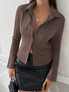 Détail du chemisier marron à rayures Y2K avec une élégante mini-jupe en cuir noir