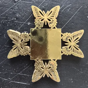 Vue détaillée d'une décoration de papillon dorée découpée au laser pour boîte à bonbons