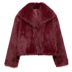 Veste élégante en fausse fourrure bordeaux avec larges revers et coupe courte femme