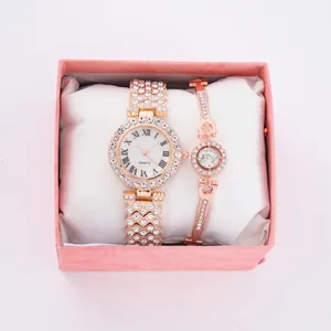 Set orologio al quarzo con numeri romani in oro rosa e bracciale con cristalli in scatola