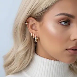 Elegantes pendientes de aro de acero dorado con circonitas micro-pavé en modelo