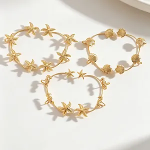 Vista dettagliata di ear cuff dorati a tema marino con stelle marine, conchiglie e ippocampi