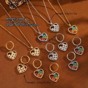 Vue détaillée de l'ensemble collier et boucles d'oreilles cœur avec spécifications