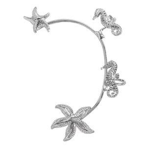 Dettaglio dell'ear cuff argento a tema marino con stelle marine e cavallucci marini