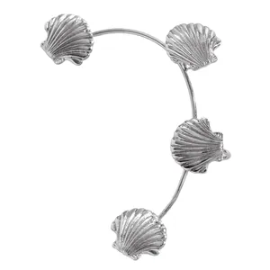 Primo piano dettagliato dell'orecchino a polsino argento con quattro conchiglie marine