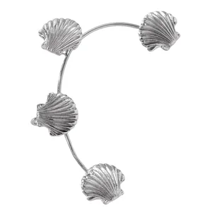 Dettaglio ravvicinato di un ear cuff in argento a tema marino con motivi a forma di conchiglia.