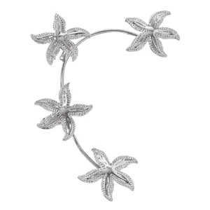 Elegante polsino da orecchio argentato stile oceano con stelle marine e strass lucidi.
