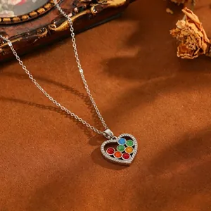 Vue détaillée d'un collier pendentif en forme de cœur avec perles colorées et zircones