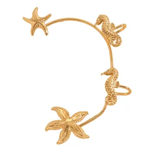 Vista dettagliata di un ear cuff dorato a tema oceanico con stelle marine e ippocampi