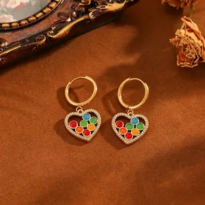 Vue détaillée de boucles d'oreilles cœur avec perles colorées et accents en zircon