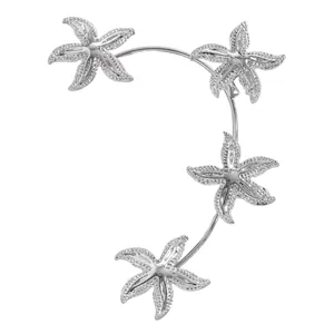 Vista dettagliata delle quattro stelle marine testurizzate su questo elegante ear cuff argento