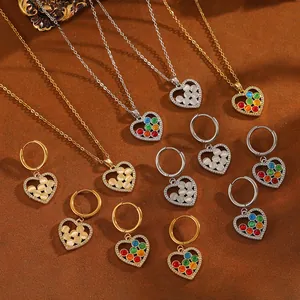Vue détaillée d'ensembles collier et boucles d'oreilles cœur en acier inoxydable.