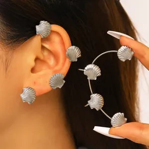 Vista dettagliata dell'ear cuff a forma di conchiglia argentata senza buco dal design elegante
