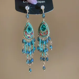 Boucles d'oreilles bohèmes élégantes avec perles bleu sarcelle et pompons ethniques