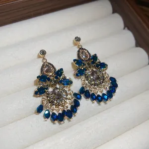 Boucles d'oreilles rétro en or avec pompons en cristal bleu et strass scintillants