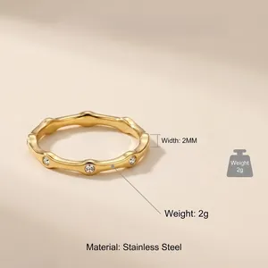 Vista dettagliata di un anello geometrico minimalista in acciaio dorato con intarsio in zircone
