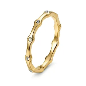 Vista dettagliata di un anello geometrico in acciaio inossidabile dorato con design a onde e pietre