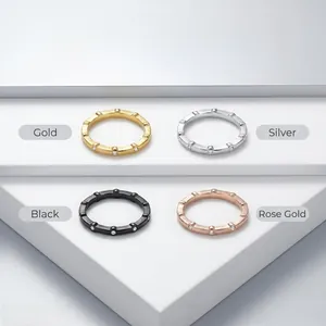 Anelli geometrici in acciaio inox in oro, argento, nero e oro rosa con pietre incastonate