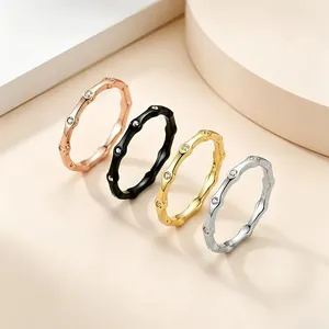 Elegante primo piano di quattro anelli geometrici in acciaio inossidabile con cristalli