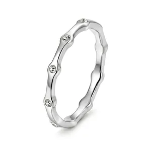 Vista ravvicinata di un anello geometrico in acciaio inossidabile con pietre incastonate