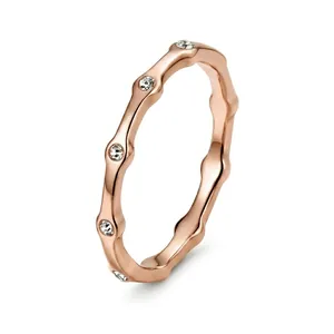 Dettaglio anello geometrico in oro rosa con cristalli scintillanti