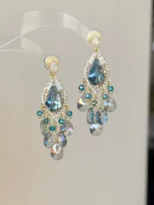 Detailansicht luxuriöser blauer Kristallquasten-Ohrringe im Ethno-Stil mit Silbernadeln