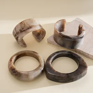 Vue détaillée de bracelets sophistiqués en résine marbrée dans des tons terreux