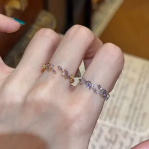 Detailansicht eleganter offener Weizenähren-Ringe mit funkelnden violetten Zirkonia-Steinen