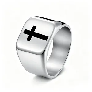 Vue détaillée d'une bague chevalière punk hip-hop en acier inoxydable avec croix noire pour hommes