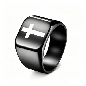 Gros plan d'une bague chevalière punk noire avec un motif de croix blanche audacieux