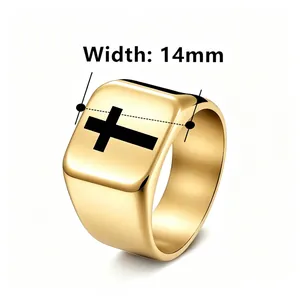 Détail montrant la largeur de 14 mm de cette bague chevalière croix en acier punk