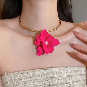 Girocollo elegante con un fiore rosa vivace e perla centrale per un look moderno.