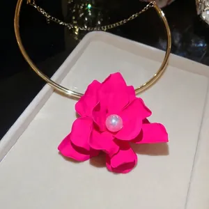 Collana girocollo dorata alla moda con grande fiore fucsia e perla