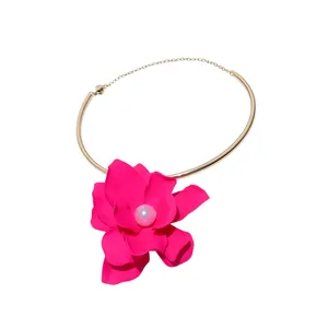 Choker dorato chic con pendente a fiore rosa vivace e perla centrale