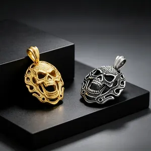 Vue détaillée des pendentifs tête de mort dorés et argentés au style punk audacieux