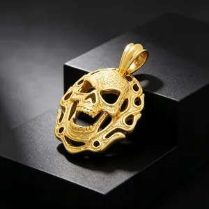 Vue détaillée d'un pendentif tête de mort punk doré avec des bords en flammes